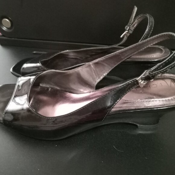 Sandal - Picture 2 of 3